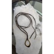 Cordão Camurça com Pingente Orgânico Vazado Dourado