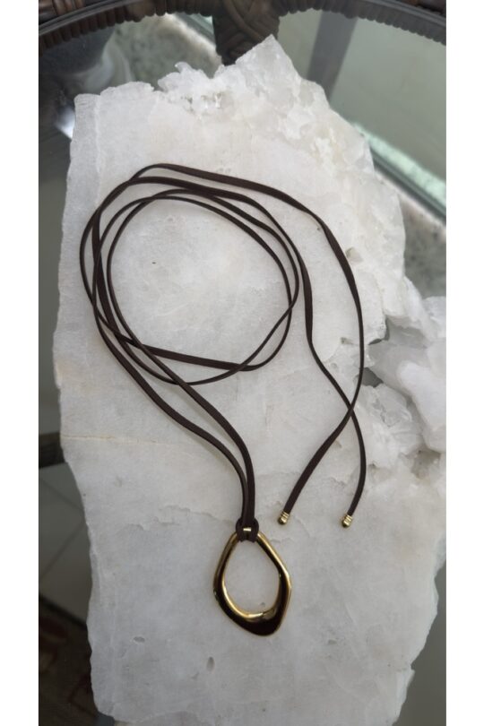 Cordão Camurça com Pingente Orgânico Vazado Dourado