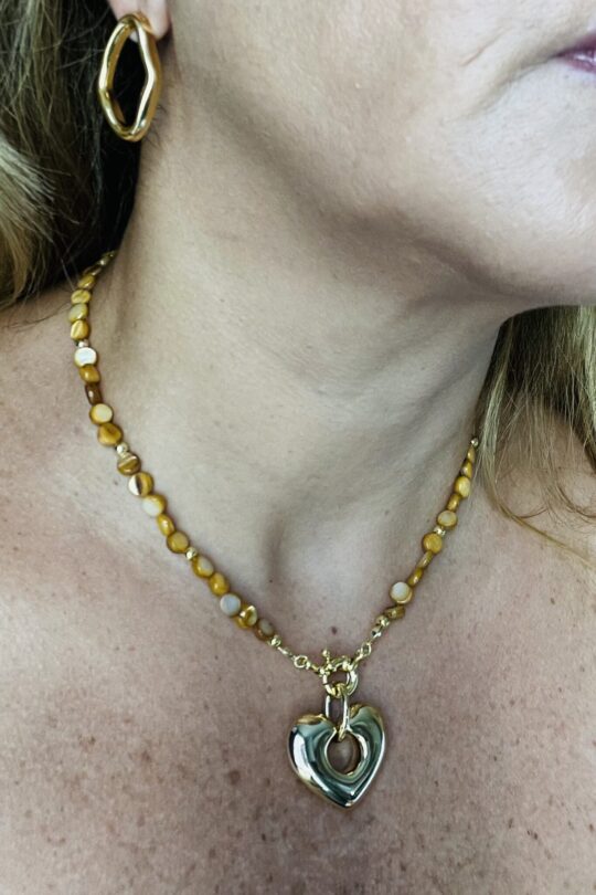 Choker em Madrepérola caramelo com pingente de coração