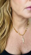 Choker em Madrepérola Caramelo com Pingente de Peixe Articulado