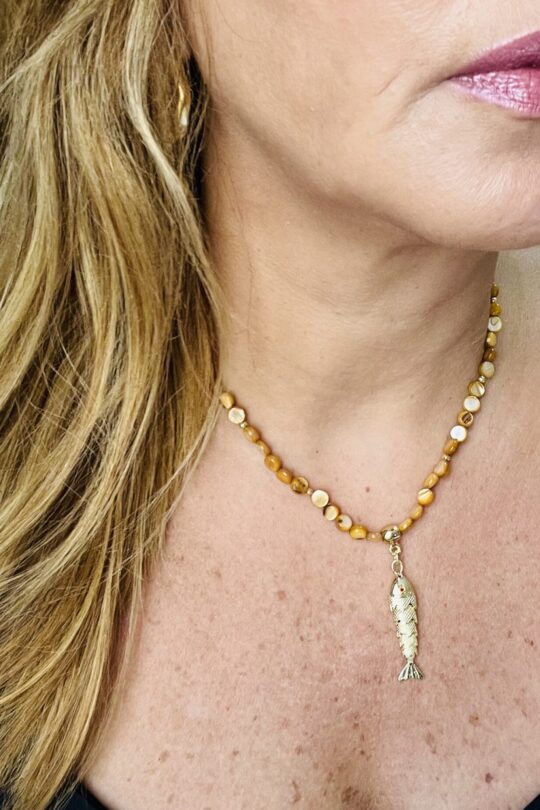 Choker em Madrepérola Caramelo com Pingente de Peixe Articulado